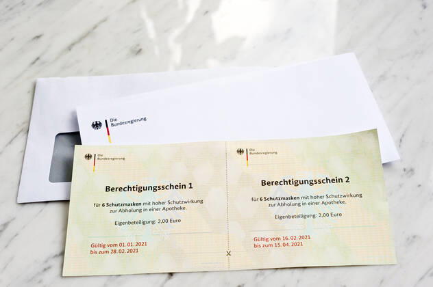 Berechtigungsscheine für FFP2-Masken Corona-Pandemie Coronapandemie Coronavirus COVID-19-Pandemie COVID-19 Epidemie SARS-CoV-2 Covid 19 Covid-19 Schutzmaske Schutzmasken Gesichtsmaske zertifizierte FFP-2 ZN95 ZN 95 KN 95 Brief von der Bundesregierung Gutscheine FFP2-Berechtigungsscheine Hamburg Hamburg Deutschland Germany Copyright: xAchimxDuwentästerx