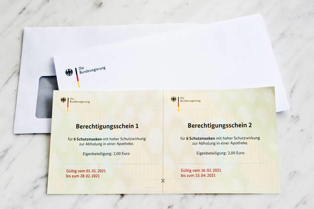 Berechtigungsscheine für FFP2-Masken Corona-Pandemie Coronapandemie Coronavirus COVID-19-Pandemie COVID-19 Epidemie SARS-CoV-2 Covid 19 Covid-19 Schutzmaske Schutzmasken Gesichtsmaske zertifizierte FFP-2 ZN95 ZN 95 KN 95 Brief von der Bundesregierung Gutscheine FFP2-Berechtigungsscheine Hamburg Hamburg Deutschland Germany Copyright: xAchimxDuwentästerx