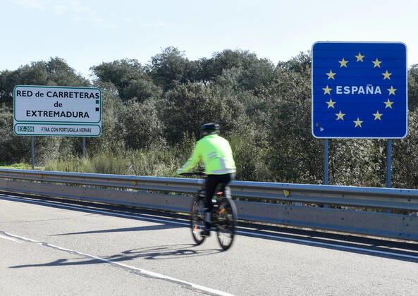 News Bilder des Tages Image Licensed to Parsons Media. 30 01 2021. Valverde del Fresno, Spain. Portugal closes land borders. A man riding a bike crosses the land border between Spain and Portugal over the river Torto, in the North-West of Extremadura, this afternoon. From Sunday, Portugal will close its land border with Spain, for a period of at least two weeks in an attempt to contain the coronavirus. In this way, the Portuguese country, will reintroduce police controls along the1,214km border with Spain. However it is understood that essential movements will be still allowed, such for workers, medical reasons and goods s transportation. Copyright: xGustavoxValientex xParsonsxMediax PAR-7067-0002