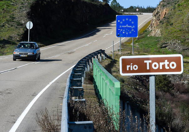 Image Licensed to Parsons Media. 30 01 2021. Valverde del Fresno, Spain. Portugal closes land borders. A car is photographed crossing the border between Spain and Portugal over the river Torto, in the North-West of Extremadura, this afternoon. From Sunday, Portugal will close its land border with Spain, for a period of at least two weeks in an attempt to contain the coronavirus. In this way, the Portuguese country, will reintroduce police controls along the1,214km border with Spain. However it is understood that essential movements will be still allowed, such for workers, medical reasons and goods s transportation. Copyright: xGustavoxValientex xParsonsxMediax PAR-7067-0003