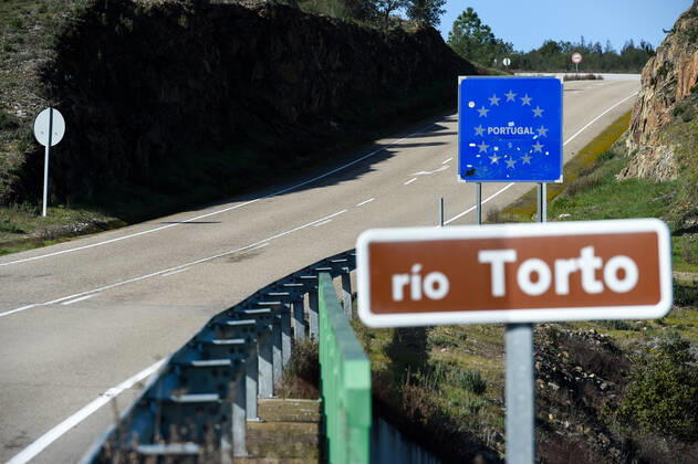 Image Licensed to Parsons Media. 30 01 2021. Valverde del Fresno, Spain. Portugal closes land borders. Traffic signs photographed at the border between Spain and Portugal over the river Torto, in the North-West of Extremadura, this afternoon. From Sunday, Portugal will close its land border with Spain, for a period of at least two weeks in an attempt to contain the coronavirus. In this way, the Portuguese country, will reintroduce police controls along the1,214km border with Spain. However it is understood that essential movements will be still allowed, such for workers, medical reasons and goods s transportation. Copyright: xGustavoxValientex xParsonsxMediax PAR-7067-0010