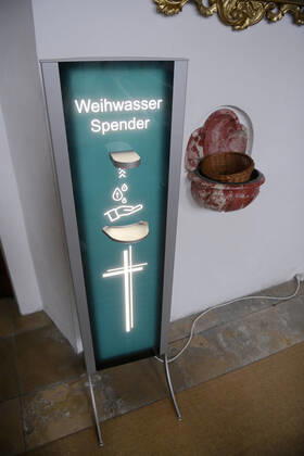 30.01.2021, Kirchen in Bayern, Corona-Regeln in einer Kirche in Bayern, EIn von der Mindelheimer Firma Elektro-Bauer neuentwickelter, Corona-Konformer Weihwasser-Spender mit berührungslosem Ultraschall-Bewegungs-Sensor sichert die Einhaltung der Hygienemassnahmen für die Gläubigen. Weihwasser kann man sich vom Automatischen Spender auf die Hand geben lassen. 30.01.2021, Kirche in Corona-Zeiten 30.01.2021, Kirche in Corona-Zeiten