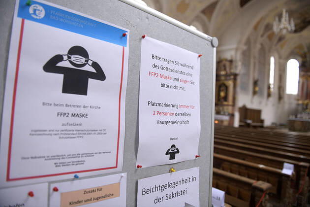 30.01.2021, Kirchen in Bayern, Corona-Regeln in einer Kirche in Bayern, FFP2-Masken sind Vorschrift. 2 Personen der selben Hausgemeinschaft sollen an einer Platzmarkierung sitzen. 30.01.2021, Kirche in Corona-Zeiten 30.01.2021, Kirche in Corona-Zeiten