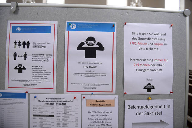 30.01.2021, Kirchen in Bayern, Corona-Regeln in einer Kirche in Bayern, FFP2-Masken sind Vorschrift. 2 Personen der selben Hausgemeinschaft sollen an einer Platzmarkierung sitzen. 30.01.2021, Kirche in Corona-Zeiten 30.01.2021, Kirche in Corona-Zeiten