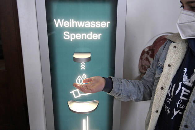 30.01.2021, Kirchen in Bayern, Corona-Regeln in einer Kirche in Bayern, EIn von der Mindelheimer Firma Elektro-Bauer neuentwickelter, Corona-Konformer Weihwasser-Spender mit berührungslosem Ultraschall-Bewegungs-Sensor sichert die Einhaltung der Hygienemassnahmen für die Gläubigen. Weihwasser kann man sich vom Automatischen Spender auf die Hand geben lassen. 30.01.2021, Kirche in Corona-Zeiten 30.01.2021, Kirche in Corona-Zeiten