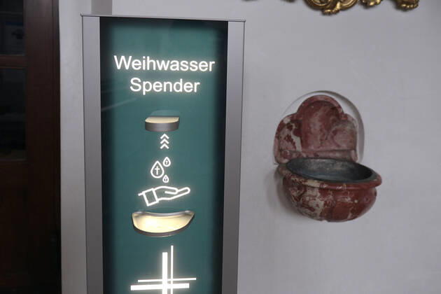 30.01.2021, Kirchen in Bayern, Corona-Regeln in einer Kirche in Bayern, EIn von der Mindelheimer Firma Elektro-Bauer neuentwickelter, Corona-Konformer Weihwasser-Spender mit berührungslosem Ultraschall-Bewegungs-Sensor sichert die Einhaltung der Hygienemassnahmen für die Gläubigen. Weihwasser kann man sich vom Automatischen Spender auf die Hand geben lassen. 30.01.2021, Kirche in Corona-Zeiten 30.01.2021, Kirche in Corona-Zeiten