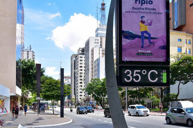 SÃO PAULO, SP - 30.01.2021: CLIMA TEMPO SP - Sun and heat in São Paulo, this Saturday (30). In the photo 35 degrees street thermometer, on Av. Paulista. x2026350x RobertoxCasimiro