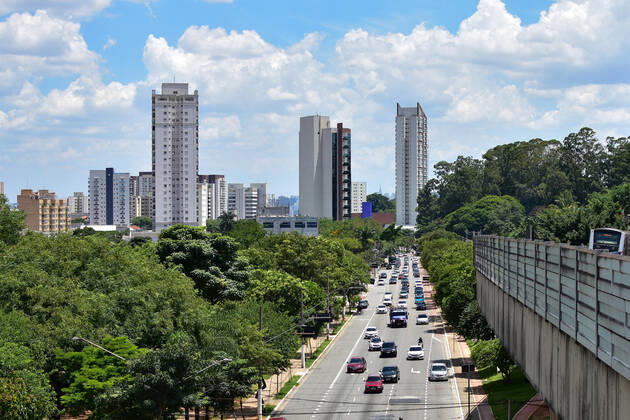 SÃO PAULO, SP - 30.01.2021: CLIMA TEMPO SP - Sun and heat in São Paulo, this Saturday (30). In the photo, Av. Luiz Dumont Villares, in the north of the capital. x2026351x RobertoxCasimiro