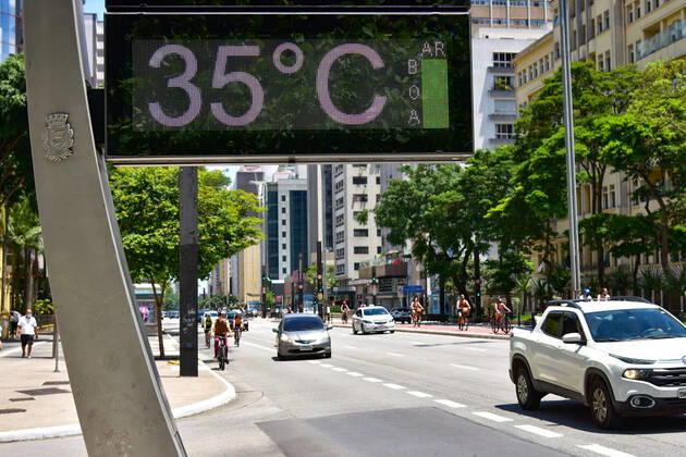 SÃO PAULO, SP - 30.01.2021: CLIMA TEMPO SP - Sun and heat in São Paulo, this Saturday (30). In the photo 35 degrees street thermometer, on Av. Paulista. x2026352x RobertoxCasimiro