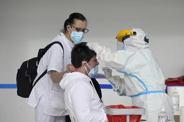 A man undergoes an antigen test in a mass screening device in A Coruna, Galicia (Spain), January 30, 2021. The Sergas has carried out this Saturday a mass screening of people aged between 18 and 60 years by antigen test, with the aim of detecting new cases of coronavirus that do not present symptoms. The device has been installed in Expocoruna. 30 JANUARY 2021;A CORUNA;GALICIA;SCREENING;MASS SCREENING;ANTIGEN TEST;HEALTH;EPIDEMIC;PANDEMIC;CORONAVIRUS M. Dylan LagenciaEP 01 30 2021 MADRID MADRID Spain Copyright: xM.xDylanx 3540437