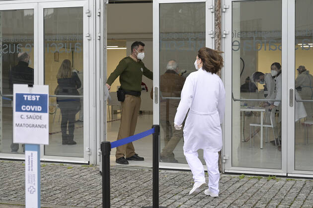 A health professional goes to a mass screening device in A Coruna, Galicia (Spain), January 30, 2021. The Sergas has carried out this Saturday a mass screening of people aged between 18 and 60 years by antigen test, with the aim of detecting new cases of coronavirus that do not present symptoms. The device has been installed in Expocoruna. 30 JANUARY 2021;A CORUNA;GALICIA;SCREENING;MASS SCREENING;ANTIGEN TEST;HEALTH;EPIDEMIC;PANDEMIC;CORONAVIRUS M. Dylan LagenciaEP 01 30 2021 MADRID MADRID Spain Copyright: xM.xDylanx 3540441
