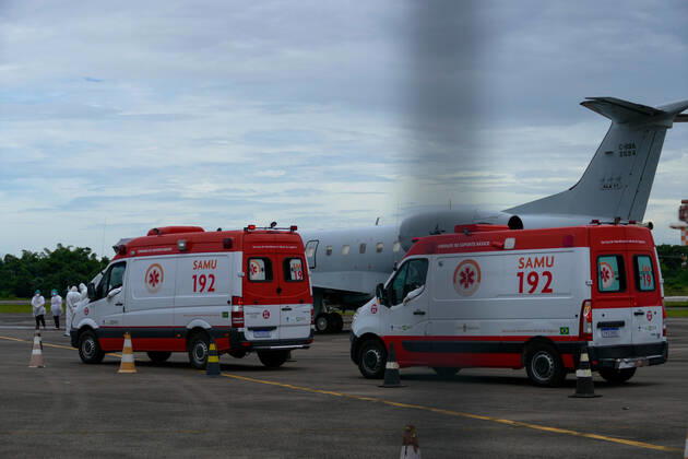 MANAUS, AM - 30.01.2021: TRANSFERÊNCIA DE PACIENTES COVID EM MANAUS - Covid-19 patients are transferred from Manaus (AM) to Natal (RN), on the Brazilian Air Force (FAB) plane, this Saturday afternoon (30th), at Ponta Pelada Airport, in the south of the city. x2026368x  SandroxPereira