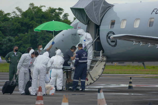 MANAUS, AM - 30.01.2021: TRANSFERÊNCIA DE PACIENTES COVID EM MANAUS - Covid-19 patients are transferred from Manaus (AM) to Natal (RN), on the Brazilian Air Force (FAB) plane, this Saturday afternoon (30th), at Ponta Pelada Airport, in the south of the city. In the photo, patients being boarded on the FAB plane. x2026370x  SandroxPereira