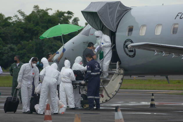 MANAUS, AM - 30.01.2021: TRANSFERÊNCIA DE PACIENTES COVID EM MANAUS - Covid-19 patients are transferred from Manaus (AM) to Natal (RN), on the Brazilian Air Force (FAB) plane, this Saturday afternoon (30th), at Ponta Pelada Airport, in the south of the city. In the photo, patients being boarded on the FAB plane. x2026376x  SandroxPereira