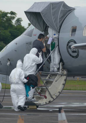 MANAUS, AM - 30.01.2021: TRANSFERÊNCIA DE PACIENTES COVID EM MANAUS - Covid-19 patients are transferred from Manaus (AM) to Natal (RN), on the Brazilian Air Force (FAB) plane, this Saturday afternoon (30th), at Ponta Pelada Airport, in the south of the city. In the photo, patients being boarded on the FAB plane. x2026377x  SandroxPereira