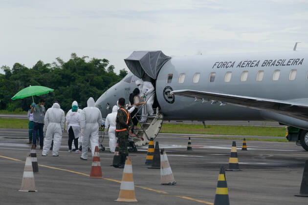 MANAUS, AM - 30.01.2021: TRANSFERÊNCIA DE PACIENTES COVID EM MANAUS - Covid-19 patients are transferred from Manaus (AM) to Natal (RN), on the Brazilian Air Force (FAB) plane, this Saturday afternoon (30th), at Ponta Pelada Airport, in the south of the city. In the photo, patients being boarded on the FAB plane. x2026382x  SandroxPereira