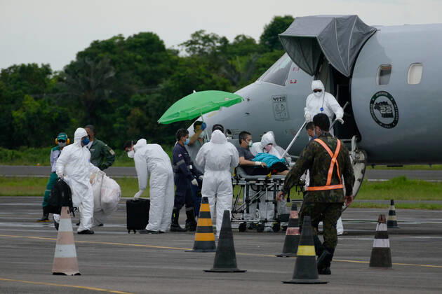 MANAUS, AM - 30.01.2021: TRANSFERÊNCIA DE PACIENTES COVID EM MANAUS - Covid-19 patients are transferred from Manaus (AM) to Natal (RN), on the Brazilian Air Force (FAB) plane, this Saturday afternoon (30th), at Ponta Pelada Airport, in the south of the city. In the photo, patients being boarded on the FAB plane. x2026383x  SandroxPereira
