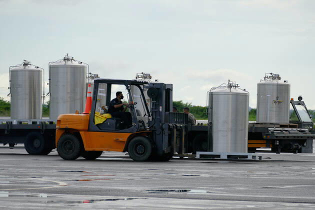 MANAUS, AM - 30.01.2021: CHEGADA DE TANQUES DE OXIGÊNIO EM MANAUS - Arrival by KC-390 plane, of the Brazilian Air Force (FAB) in Manaus (AM), with loading of liquid oxygen tanks, at Ponta Pelada Airport, this Saturday afternoon (30). In the photo, the oxygen tanks being placed in an area of the runway at Ponta Pelada airport. x2026439x  SandroxPereira