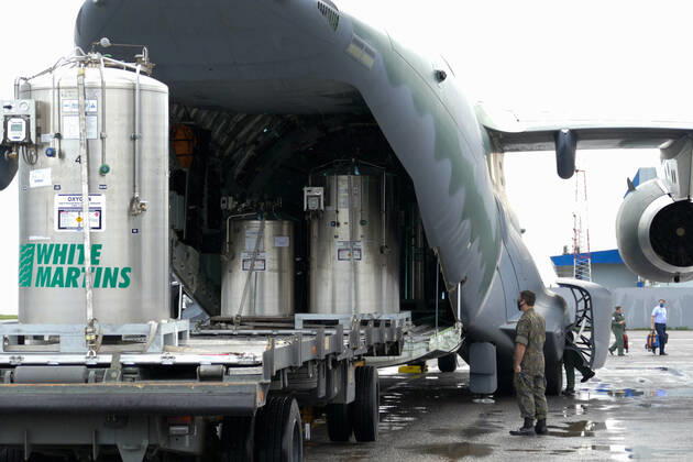 News Bilder des Tages MANAUS, AM - 30.01.2021: CHEGADA DE TANQUES DE OXIGÊNIO EM MANAUS - Arrival by KC-390 plane, of the Brazilian Air Force (FAB) in Manaus (AM), with loading of liquid oxygen tanks, at Ponta Pelada Airport, this Saturday afternoon (30). In the photo, the oxygen tanks being discharged from the FAB plane. x2026448x  SandroxPereira