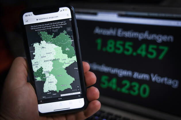 Coronavirus in Deutschland - COVID-19 Impfungen -Dashboard 31.01.2021: Esri Deutschland GmbH auf Basis des Digitalen Impfquotenmonitoring zur COVID-19-Impfung des RKI - Anzahl Erstimpfungen: 1.855.457 Veränderungen zum Vortag: 54.230 Anzahl Zweitimpfungen: 461.701 Veränderungen zum Vortag: 40.064 Datenstand vom 30.01.2021.
