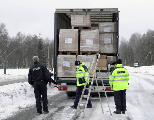 Grenzkontrolle 30.01.2021, Reitzenhain, Grenze, Grenzkontrolle Bundespolizei kontrolliert an Grenze Lkw und Pkw bei der Einreise nach Deutschland überprüft Die Bundespolizei hat am Samstag am Grenzübergang Reitzenhain umfangreiche Grenzkontrollen durchgeführt. So wurden Lkw sowie Pkw bei der Einreise nach Deutschland einschließlich der Ladeflächen von Lastwagen überprüft. Polizisten winkten Fahrzeuge heraus und führten die Kontrollen durch. Ebenfalls wurden auch der Zweck der Einreise von PKW entsprechend der Coronavorschriften und Atteste kontrolliert. Chemnitz Sachsen BRD