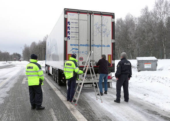 Grenzkontrolle 30.01.2021, Reitzenhain, Grenze, Grenzkontrolle Bundespolizei kontrolliert an Grenze Lkw und Pkw bei der Einreise nach Deutschland überprüft Die Bundespolizei hat am Samstag am Grenzübergang Reitzenhain umfangreiche Grenzkontrollen durchgeführt. So wurden Lkw sowie Pkw bei der Einreise nach Deutschland einschließlich der Ladeflächen von Lastwagen überprüft. Polizisten winkten Fahrzeuge heraus und führten die Kontrollen durch. Ebenfalls wurden auch der Zweck der Einreise von PKW entsprechend der Coronavorschriften und Atteste kontrolliert. Chemnitz Sachsen BRD