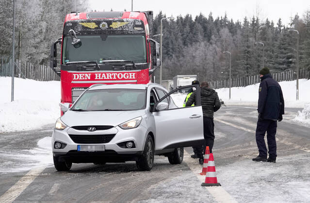 Grenzkontrolle 30.01.2021, Reitzenhain, Grenze, Grenzkontrolle Bundespolizei kontrolliert an Grenze Lkw und Pkw bei der Einreise nach Deutschland überprüft Die Bundespolizei hat am Samstag am Grenzübergang Reitzenhain umfangreiche Grenzkontrollen durchgeführt. So wurden Lkw sowie Pkw bei der Einreise nach Deutschland einschließlich der Ladeflächen von Lastwagen überprüft. Polizisten winkten Fahrzeuge heraus und führten die Kontrollen durch. Ebenfalls wurden auch der Zweck der Einreise von PKW entsprechend der Coronavorschriften und Atteste kontrolliert. Chemnitz Sachsen BRD