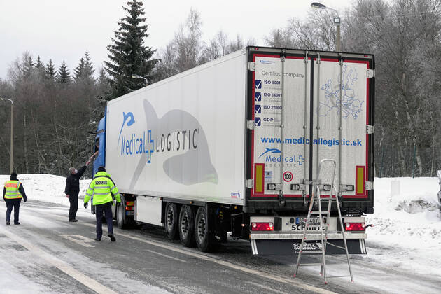Grenzkontrolle 30.01.2021, Reitzenhain, Grenze, Grenzkontrolle Bundespolizei kontrolliert an Grenze Lkw und Pkw bei der Einreise nach Deutschland überprüft Die Bundespolizei hat am Samstag am Grenzübergang Reitzenhain umfangreiche Grenzkontrollen durchgeführt. So wurden Lkw sowie Pkw bei der Einreise nach Deutschland einschließlich der Ladeflächen von Lastwagen überprüft. Polizisten winkten Fahrzeuge heraus und führten die Kontrollen durch. Ebenfalls wurden auch der Zweck der Einreise von PKW entsprechend der Coronavorschriften und Atteste kontrolliert. Chemnitz Sachsen BRD
