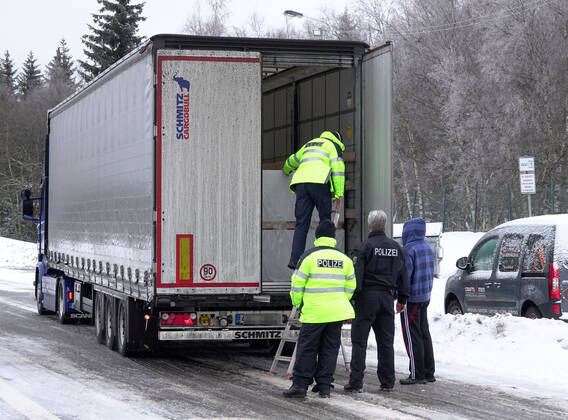 Grenzkontrolle 30.01.2021, Reitzenhain, Grenze, Grenzkontrolle Bundespolizei kontrolliert an Grenze Lkw und Pkw bei der Einreise nach Deutschland überprüft Die Bundespolizei hat am Samstag am Grenzübergang Reitzenhain umfangreiche Grenzkontrollen durchgeführt. So wurden Lkw sowie Pkw bei der Einreise nach Deutschland einschließlich der Ladeflächen von Lastwagen überprüft. Polizisten winkten Fahrzeuge heraus und führten die Kontrollen durch. Ebenfalls wurden auch der Zweck der Einreise von PKW entsprechend der Coronavorschriften und Atteste kontrolliert. Chemnitz Sachsen BRD