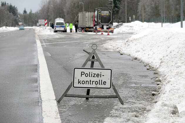Grenzkontrolle 30.01.2021, Reitzenhain, Grenze, Grenzkontrolle Bundespolizei kontrolliert an Grenze Lkw und Pkw bei der Einreise nach Deutschland überprüft Die Bundespolizei hat am Samstag am Grenzübergang Reitzenhain umfangreiche Grenzkontrollen durchgeführt. So wurden Lkw sowie Pkw bei der Einreise nach Deutschland einschließlich der Ladeflächen von Lastwagen überprüft. Polizisten winkten Fahrzeuge heraus und führten die Kontrollen durch. Ebenfalls wurden auch der Zweck der Einreise von PKW entsprechend der Coronavorschriften und Atteste kontrolliert. Chemnitz Sachsen BRD