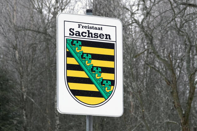 Grenzkontrolle 30.01.2021, Reitzenhain, Grenze, Grenzkontrolle Bundespolizei kontrolliert an Grenze Lkw und Pkw bei der Einreise nach Deutschland überprüft Die Bundespolizei hat am Samstag am Grenzübergang Reitzenhain umfangreiche Grenzkontrollen durchgeführt. So wurden Lkw sowie Pkw bei der Einreise nach Deutschland einschließlich der Ladeflächen von Lastwagen überprüft. Polizisten winkten Fahrzeuge heraus und führten die Kontrollen durch. Ebenfalls wurden auch der Zweck der Einreise von PKW entsprechend der Coronavorschriften und Atteste kontrolliert. Chemnitz Sachsen BRD