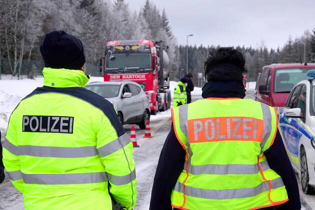 Grenzkontrolle 30.01.2021, Reitzenhain, Grenze, Grenzkontrolle Bundespolizei kontrolliert an Grenze Lkw und Pkw bei der Einreise nach Deutschland überprüft Die Bundespolizei hat am Samstag am Grenzübergang Reitzenhain umfangreiche Grenzkontrollen durchgeführt. So wurden Lkw sowie Pkw bei der Einreise nach Deutschland einschließlich der Ladeflächen von Lastwagen überprüft. Polizisten winkten Fahrzeuge heraus und führten die Kontrollen durch. Ebenfalls wurden auch der Zweck der Einreise von PKW entsprechend der Coronavorschriften und Atteste kontrolliert. Chemnitz Sachsen BRD