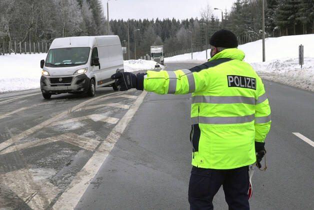 Grenzkontrolle 30.01.2021, Reitzenhain, Grenze, Grenzkontrolle Bundespolizei kontrolliert an Grenze Lkw und Pkw bei der Einreise nach Deutschland überprüft Die Bundespolizei hat am Samstag am Grenzübergang Reitzenhain umfangreiche Grenzkontrollen durchgeführt. So wurden Lkw sowie Pkw bei der Einreise nach Deutschland einschließlich der Ladeflächen von Lastwagen überprüft. Polizisten winkten Fahrzeuge heraus und führten die Kontrollen durch. Ebenfalls wurden auch der Zweck der Einreise von PKW entsprechend der Coronavorschriften und Atteste kontrolliert. Chemnitz Sachsen BRD