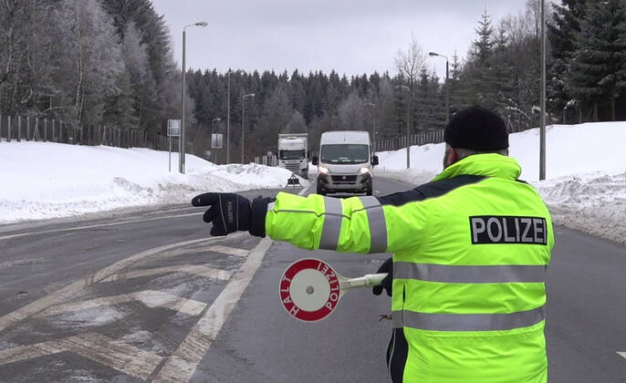 News Bilder des Tages Grenzkontrolle 30.01.2021, Reitzenhain, Grenze, Grenzkontrolle Bundespolizei kontrolliert an Grenze Lkw und Pkw bei der Einreise nach Deutschland überprüft Die Bundespolizei hat am Samstag am Grenzübergang Reitzenhain umfangreiche Grenzkontrollen durchgeführt. So wurden Lkw sowie Pkw bei der Einreise nach Deutschland einschließlich der Ladeflächen von Lastwagen überprüft. Polizisten winkten Fahrzeuge heraus und führten die Kontrollen durch. Ebenfalls wurden auch der Zweck der Einreise von PKW entsprechend der Coronavorschriften und Atteste kontrolliert. Chemnitz Sachsen BRD