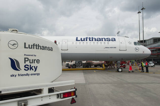 Germany, Lufthansa biofuel GERMANY, Hamburg airport , trial phase, biofuel tanking of Lufthansa jet Airbus A321 , one turbine is powered with 50 percent biofuel a blend of Jatropha , Camelina oil and animal grease