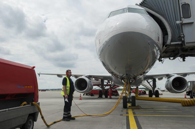 Germany, Lufthansa biofuel GERMANY, Hamburg airport , trial phase with biofuel , Lufthansa jet Airbus A321 , one turbine is powered with 50 percent biofuel a blend of Jatropha , Camelina oil and animal grease