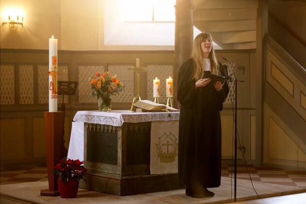 Vikarin Lara Schmidt hält den Sonntagsgottesdienst der protestantischen Kirchengemeinde Mutterstadt, Rheinland-Pfalz