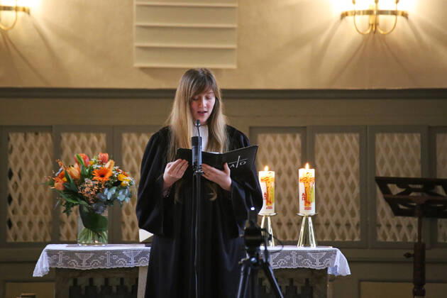 Vikarin Lara Schmidt hält den Sonntagsgottesdienst der protestantischen Kirchengemeinde Mutterstadt, Rheinland-Pfalz