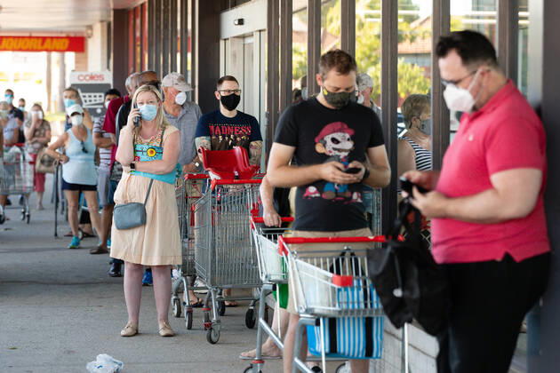 WA CORONAVIRUS COVID19, Shoppers wait for Coles in Maylands to open in Perth, Monday, February 1, 2021. West Australian Premier Mark McGowan yesterday called for a five-day lockdown for metropolitan Perth and two nearby regions after a COVID-19 hotel quarantine breach. ( NO ARCHIVING, EDITORIAL USE ONLY, NO USE IN BOOKS WITHOUT CONSENT  Copyright: xRICHARDxWAINWRIGHTx 20210201001517473550