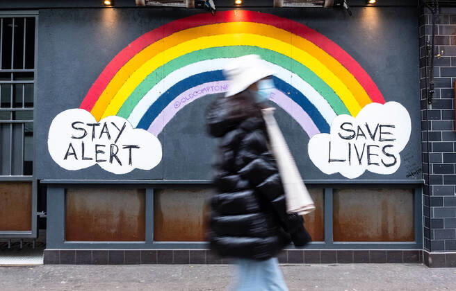 January 31, 2021, London, United Kingdom: Pedestrian walks past a COVID-19 sign encouraging people to stay alert and save lives..Department of Health and Social Care recorded a total of 3,817,176 infections, 106,158 death and 1,673,936 recovered since the beginning of the outbreak. London United Kingdom - ZUMAs197 20210131_zaa_s197_182 Copyright: xMayxJamesx