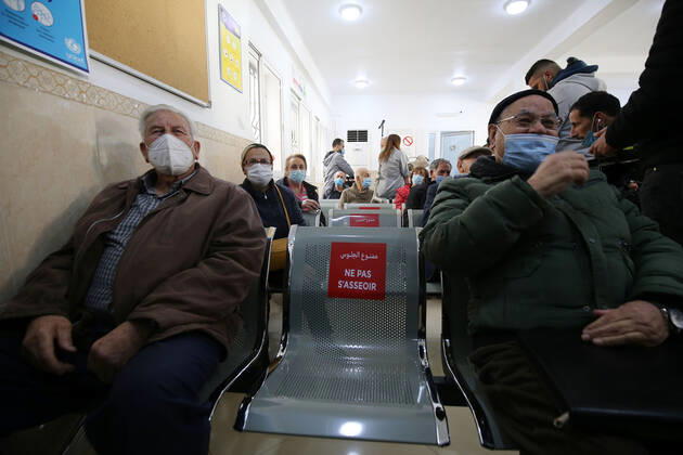 (210131) -- ALGIERS, Jan. 31, 2021 () -- People wait for injection of COVID-19 vaccine in a clinic in Algiers, Algeria, Jan. 31, 2021. Algeria on Sunday reported 217 new COVID-19 cases, raising the total infections in the North African country to 107,339. Algeria s COVID-19 vaccination kicked off on Jan. 30 in the town of Blida, where the country s first coronavirus case was reported in early 2020. () AlGERIA-ALGIERS-COVID-19-VACCINATION Xinhua 