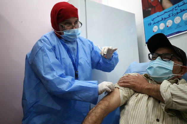 (210131) -- ALGIERS, Jan. 31, 2021 () -- A man receives an injection of COVID-19 vaccine at a clinic in Algiers, Algeria, Jan. 31, 2021. Algeria on Sunday reported 217 new COVID-19 cases, raising the total infections in the North African country to 107,339. Algeria s COVID-19 vaccination kicked off on Jan. 30 in the town of Blida, where the country s first coronavirus case was reported in early 2020. () AlGERIA-ALGIERS-COVID-19-VACCINATION Xinhua 