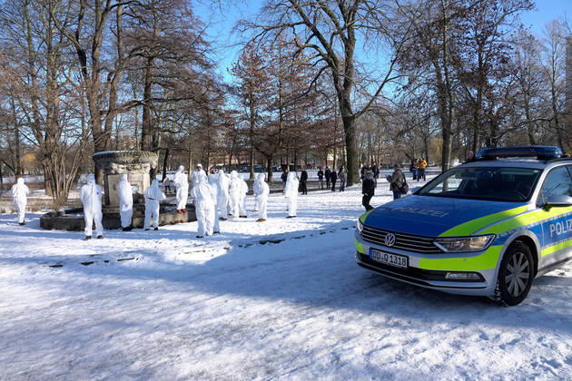 Impfgegner- Demo 31.01.2021, Chemnitz, Schloßteichinsel Impfgegner-Demo am Schlossteich Programm von Musik und Tanz, etwa 120 Zuschauer Eine Gruppe von selbst ernannten Desinfekteuren hat am Sonntagnachmittag am Chemnitzer Schlossteich gegen einen möglichen Impfzwang in der Corona-Pandemie demonstriert. Die 18 Akteure aus der Impfgegner-Szene zeigten ein durchgestyltes Programm aus Action, Musik und Tanz. Die Demonstranten waren mit weißen Vollschutzanzügen bekleidet, trugen teilweise Politiker-Masken, zeigten in einer Choreographie Plakate und Schilder und spielten O-Töne unter anderem von Bundeskanzlerin Merkel, Gesundheitsminister Spahn und dem bayerischen Ministerpräsidenten Söder ab. Etwa 120 Zuschauer beobachteten die Performance