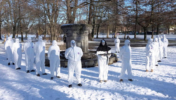 Impfgegner- Demo 31.01.2021, Chemnitz, Schloßteichinsel Impfgegner-Demo am Schlossteich Programm von Musik und Tanz, etwa 120 Zuschauer Eine Gruppe von selbst ernannten Desinfekteuren hat am Sonntagnachmittag am Chemnitzer Schlossteich gegen einen möglichen Impfzwang in der Corona-Pandemie demonstriert. Die 18 Akteure aus der Impfgegner-Szene zeigten ein durchgestyltes Programm aus Action, Musik und Tanz. Die Demonstranten waren mit weißen Vollschutzanzügen bekleidet, trugen teilweise Politiker-Masken, zeigten in einer Choreographie Plakate und Schilder und spielten O-Töne unter anderem von Bundeskanzlerin Merkel, Gesundheitsminister Spahn und dem bayerischen Ministerpräsidenten Söder ab. Etwa 120 Zuschauer beobachteten die Performance