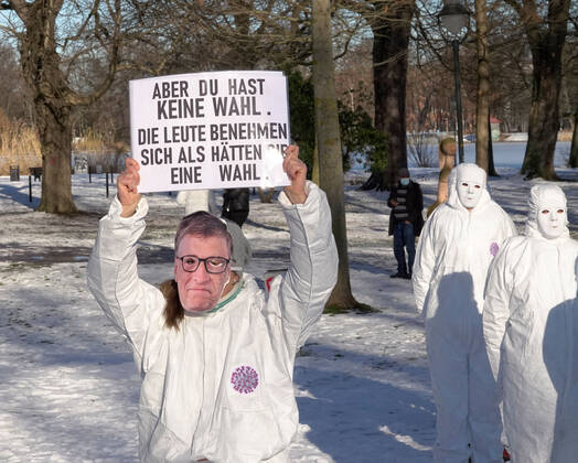 Impfgegner- Demo 31.01.2021, Chemnitz, Schloßteichinsel Impfgegner-Demo am Schlossteich Programm von Musik und Tanz, etwa 120 Zuschauer Eine Gruppe von selbst ernannten Desinfekteuren hat am Sonntagnachmittag am Chemnitzer Schlossteich gegen einen möglichen Impfzwang in der Corona-Pandemie demonstriert. Die 18 Akteure aus der Impfgegner-Szene zeigten ein durchgestyltes Programm aus Action, Musik und Tanz. Die Demonstranten waren mit weißen Vollschutzanzügen bekleidet, trugen teilweise Politiker-Masken, zeigten in einer Choreographie Plakate und Schilder und spielten O-Töne unter anderem von Bundeskanzlerin Merkel, Gesundheitsminister Spahn und dem bayerischen Ministerpräsidenten Söder ab. Etwa 120 Zuschauer beobachteten die Performance