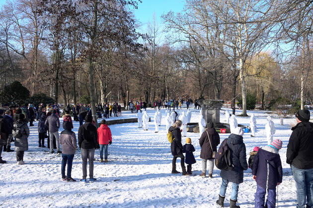 Impfgegner- Demo 31.01.2021, Chemnitz, Schloßteichinsel Impfgegner-Demo am Schlossteich Programm von Musik und Tanz, etwa 120 Zuschauer Eine Gruppe von selbst ernannten Desinfekteuren hat am Sonntagnachmittag am Chemnitzer Schlossteich gegen einen möglichen Impfzwang in der Corona-Pandemie demonstriert. Die 18 Akteure aus der Impfgegner-Szene zeigten ein durchgestyltes Programm aus Action, Musik und Tanz. Die Demonstranten waren mit weißen Vollschutzanzügen bekleidet, trugen teilweise Politiker-Masken, zeigten in einer Choreographie Plakate und Schilder und spielten O-Töne unter anderem von Bundeskanzlerin Merkel, Gesundheitsminister Spahn und dem bayerischen Ministerpräsidenten Söder ab. Etwa 120 Zuschauer beobachteten die Performance