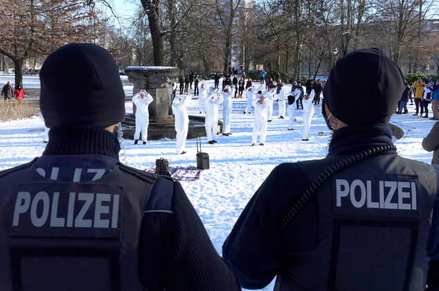Impfgegner- Demo 31.01.2021, Chemnitz, Schloßteichinsel Impfgegner-Demo am Schlossteich Programm von Musik und Tanz, etwa 120 Zuschauer Eine Gruppe von selbst ernannten Desinfekteuren hat am Sonntagnachmittag am Chemnitzer Schlossteich gegen einen möglichen Impfzwang in der Corona-Pandemie demonstriert. Die 18 Akteure aus der Impfgegner-Szene zeigten ein durchgestyltes Programm aus Action, Musik und Tanz. Die Demonstranten waren mit weißen Vollschutzanzügen bekleidet, trugen teilweise Politiker-Masken, zeigten in einer Choreographie Plakate und Schilder und spielten O-Töne unter anderem von Bundeskanzlerin Merkel, Gesundheitsminister Spahn und dem bayerischen Ministerpräsidenten Söder ab. Etwa 120 Zuschauer beobachteten die Performance