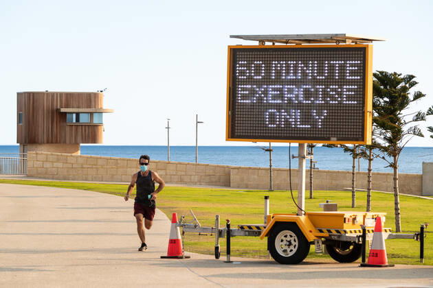 WA CORONAVIRUS COVID19, A sign stating 60 minutes of exercise only is seen at Scarborough beach in Perth, Monday, February 1, 2021. West Australian Premier Mark McGowan yesterday called for a five-day lockdown for metropolitan Perth and two nearby regions after a COVID-19 hotel quarantine breach. ( NO ARCHIVING, EDITORIAL USE ONLY, NO USE IN BOOKS WITHOUT CONSENT  Copyright: xRICHARDxWAINWRIGHTx 20210201001517548883