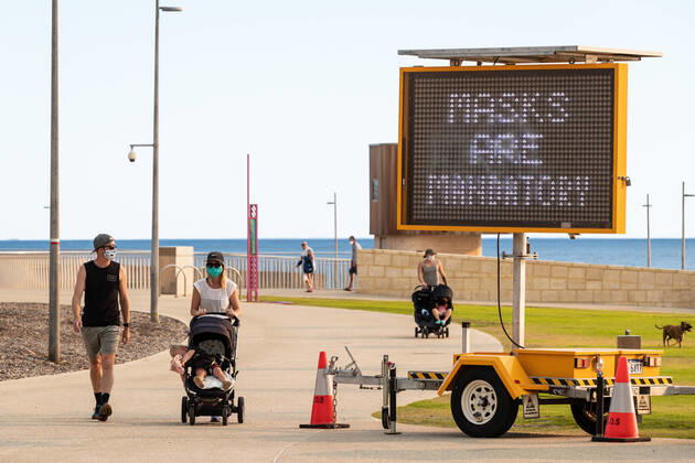 WA CORONAVIRUS COVID19, A sign reading, Masks Are Mandatory, is seen at Scarborough beach in Perth, Monday, February 1, 2021. West Australian Premier Mark McGowan yesterday called for a five-day lockdown for metropolitan Perth and two nearby regions after a COVID-19 hotel quarantine breach. ( NO ARCHIVING, EDITORIAL USE ONLY, NO USE IN BOOKS WITHOUT CONSENT  Copyright: xRICHARDxWAINWRIGHTx 20210201001517549094