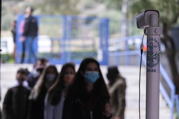 News Bilder des Tages (210201) -- ATHENS, Feb. 1, 2021 -- Students wearing medical masks enter a middle school in Glyfada, a southern suburb of Athens, Greece, Feb. 1, 2021. Middle schools in Greece reopened on Feb. 1 after more than two months of online learning, but high schools in red zones with heavier epidemiological load remain closed, while high schools in low-risk zones reopened on Monday. ) GREECE-ATHENS-MIDDLE SCHOOL-REOPENED MariosxLolos 